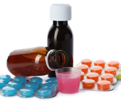 Kako izberemo zdravilo proti kašlju – sirup in pastile za lajšanje kašlja v Lekarni Vir Domžale
